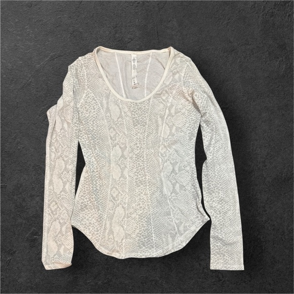 Lululemon Cream Snake Print long sleeve top - Picture 1 of 3